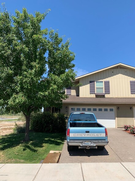 802 Fountain Blvd, Zillah, WA 98953