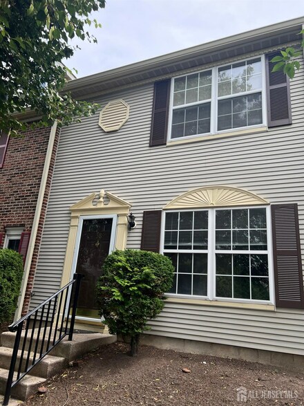 38 Colleen Ct, Kendall Park, NJ 08824
