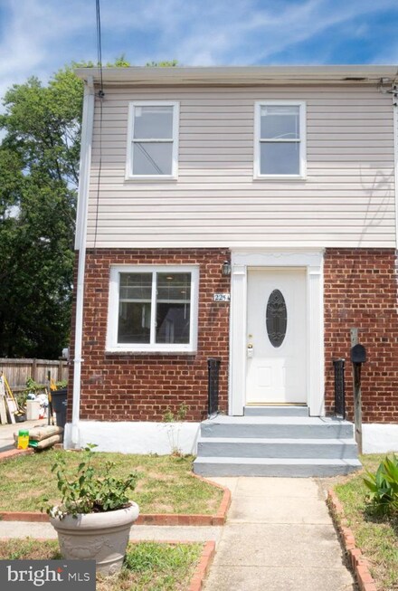 2254 Sweetbriar Dr, Alexandria, VA 22307