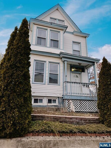 317 N 8th St, Prospect Park, NJ 07508