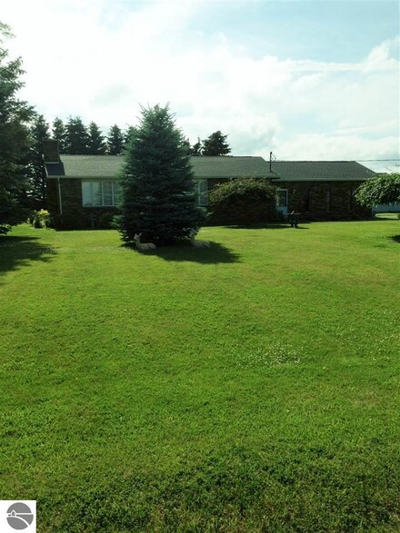 5653 Pingree Rd, Elwell, MI 48832
