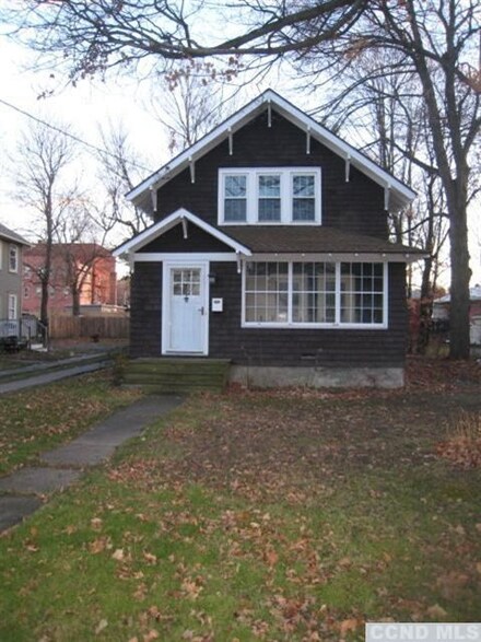 34 Kinderhook St, Chatham, NY 12037