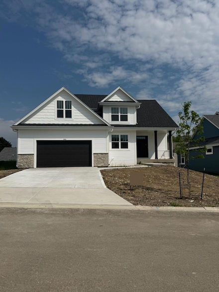 1009 Waterstone Ct, Pewaukee, WI 53072