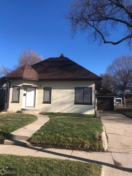 626 W 14th St, Carroll, IA 51401