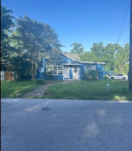 310 N Rock Island St, Angleton, TX 77515