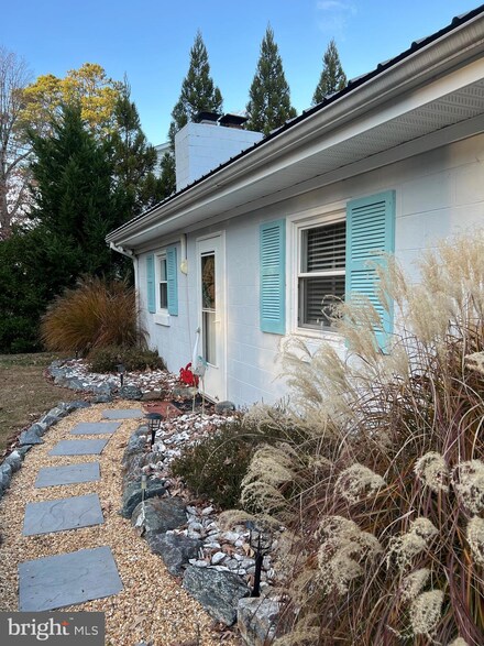 891 Warner Ln, Hague, VA 22469