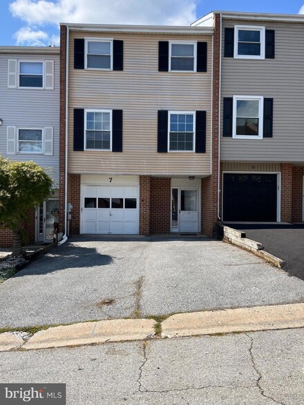 7 Ansonia Ct, Newark, DE 19711