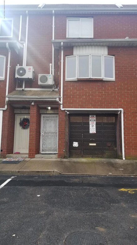 37 Giordan Ct, Staten Island, NY 10303