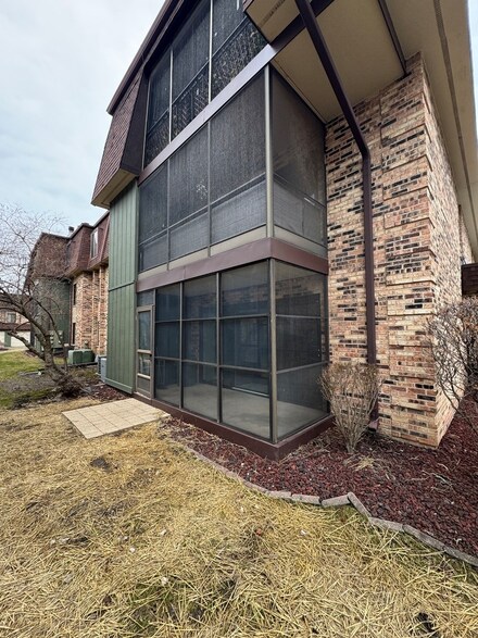 9170 South Rd Unit A, Palos Hills, IL 60465