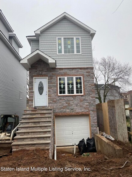 56 Bell St, Staten Island, NY 10305