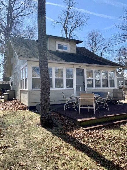 200 Ln 120e Hamilton Lake, Hamilton, IN 46742