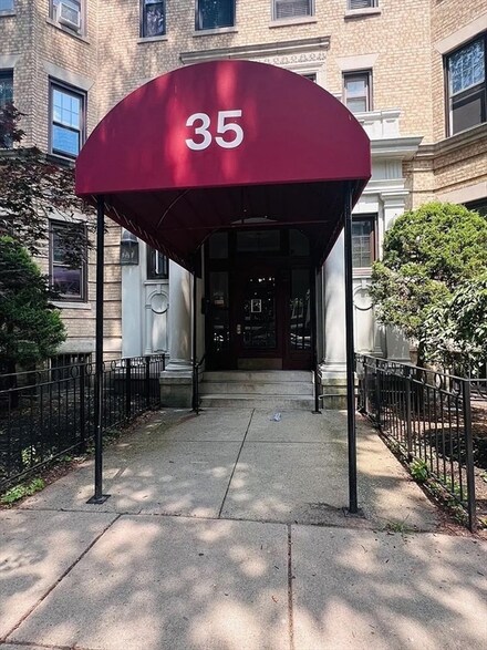 35 Queensberry St Unit 17, Boston, MA 02215