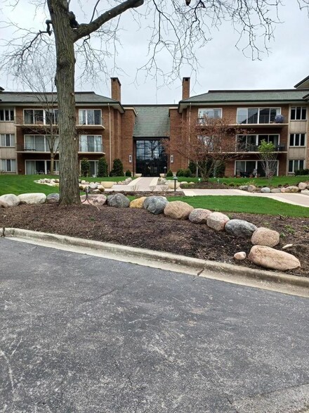 6 Oak Brook Club Dr Unit J108, Oak Brook, IL 60523