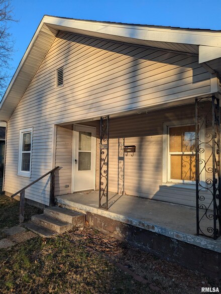 213 S Sunny Slope St, West Frankfort, IL 62896