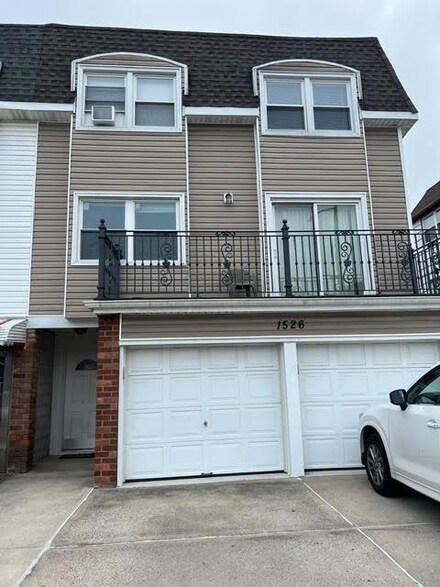 15-26 215th St Unit 1, Bayside, NY 11360