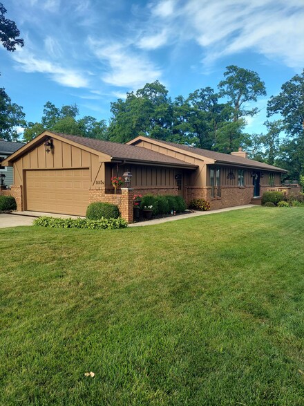 1662 Sunnyslope Dr, Crown Point, IN 46307
