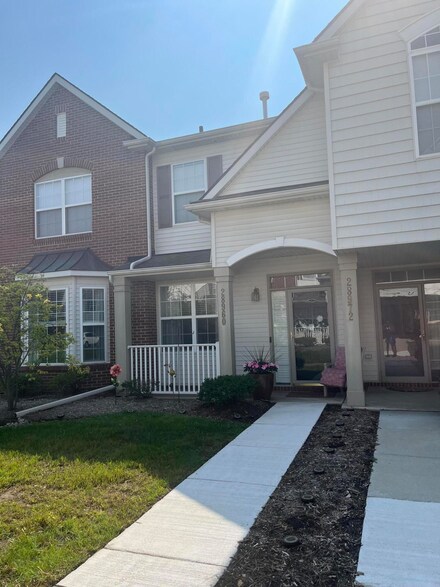 28960 Whitby Dr, Romulus, MI 48174