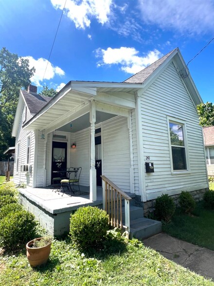 240 S Riverside Dr, Batavia, OH 45103