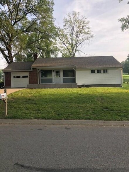 113 Woodland Rd, Lansing, KS 66043
