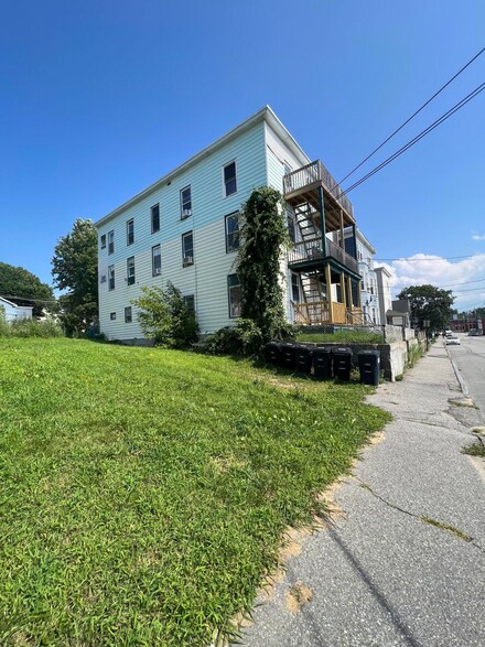 256 Park St, Lewiston, ME 04240
