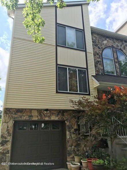 82 Lone Star Ln, Manalapan, NJ 07726