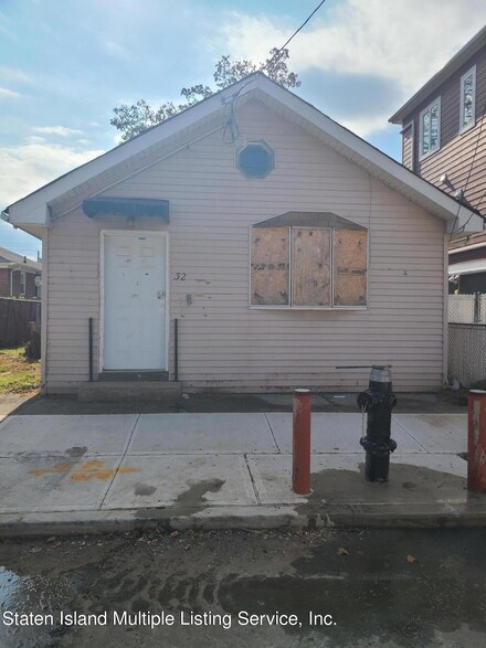 32 Topping St, Staten Island, NY 10306