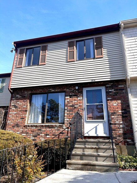 104 Village Dr, Buzzards Bay, MA 02532