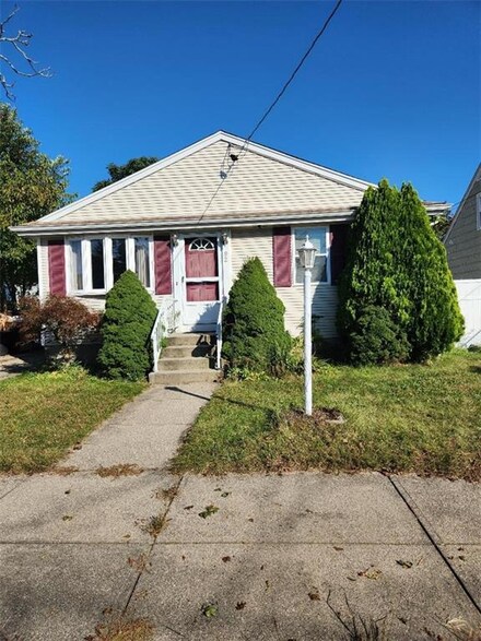 92 Benjamin St, Pawtucket, RI 02861