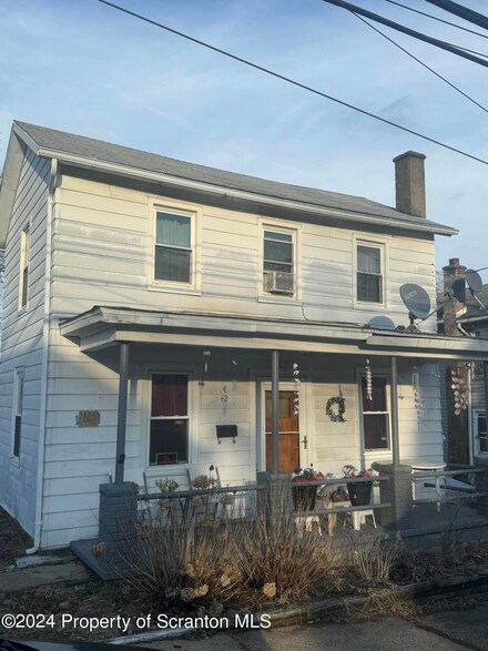 42 E Oak St, Pittston, PA 18640