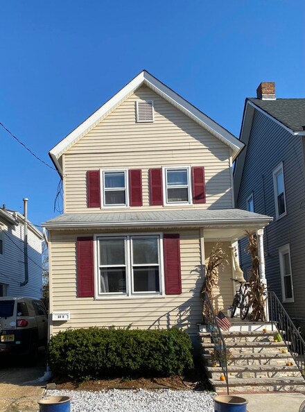 64 4th St, Highlands, NJ 07732