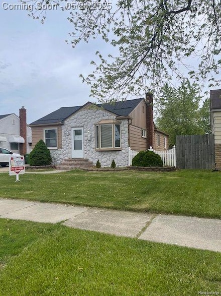 13068 Walnut St, Southgate, MI 48195