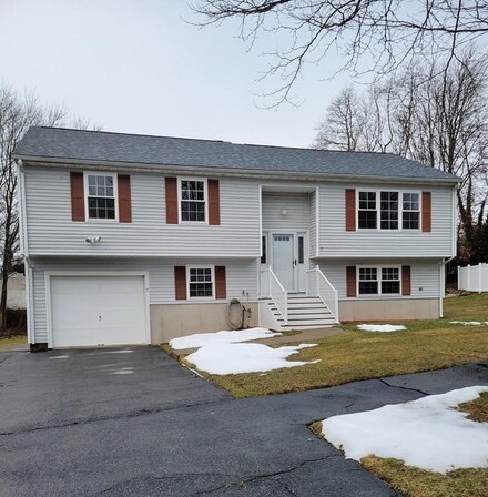 7 Admiral Point Dr, South Dartmouth, MA 02748