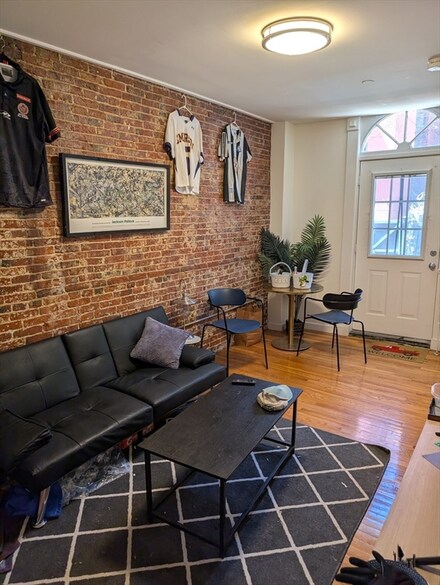 63 Hancock St Unit 1R, Boston, MA 02114
