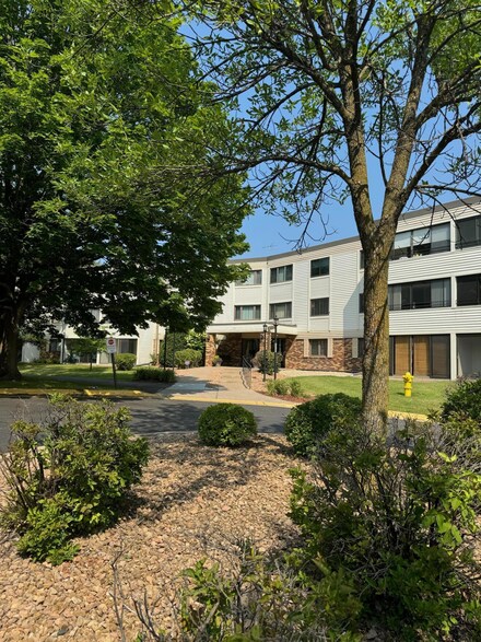 4465 Trenton Ln N Unit 203, Plymouth, MN 55442