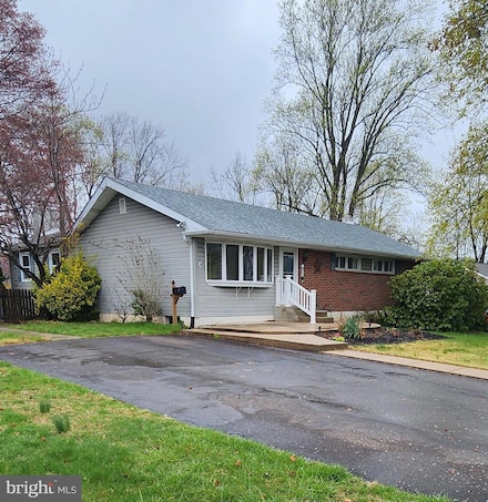 82 Acorn Dr, Warminster, PA 18974