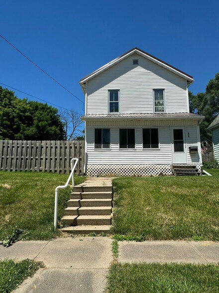 406 W Cottonwood St, Freeport, IL 61032