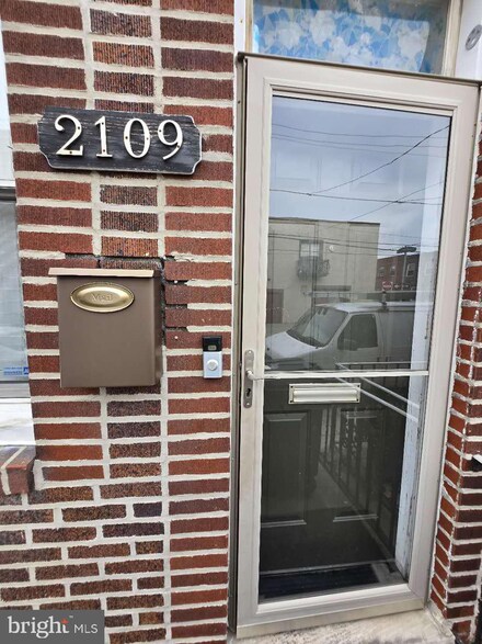 2109 S 9th St, Philadelphia, PA 19148