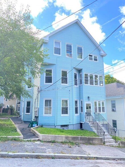 8 Delaware St, Worcester, MA 01603