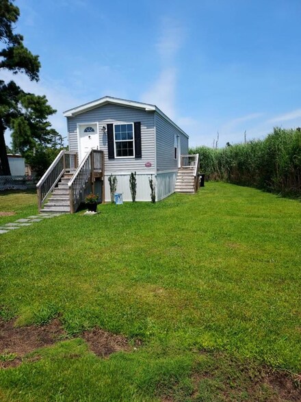 8221 Seahorse Dr, Chincoteague Island, VA 23336
