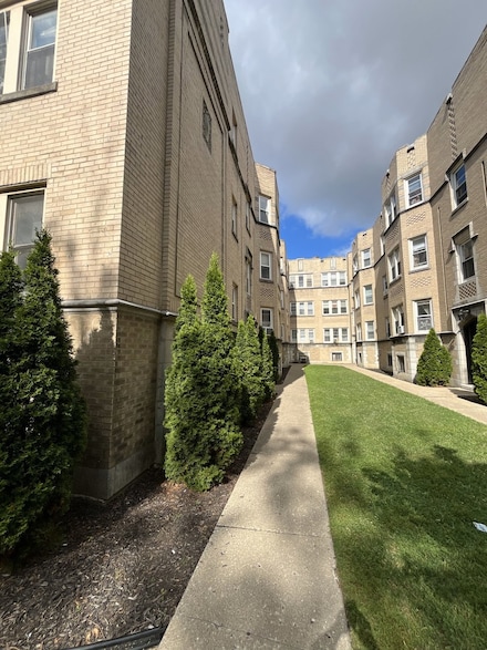 6322 N Albany Ave Unit 2W, Chicago, IL 60659