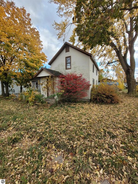 114 E Oak St, Middleton, MI 48856