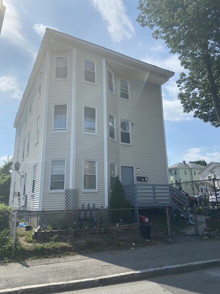 8 Chelsea St, Worcester, MA 01610