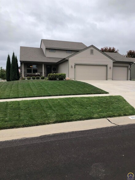 2235 SE Spruce Ct, Topeka, KS 66605