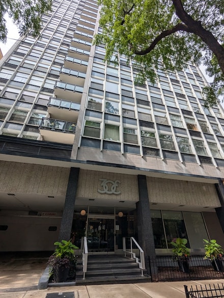 30 E Elm St Unit 4E, Chicago, IL 60611