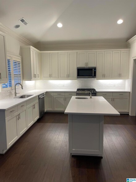 821 Caledonian Way, Vestavia, AL 35242