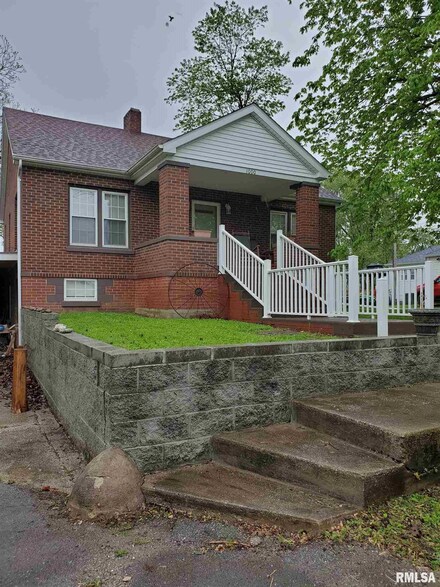 1000 3rd St, Rosiclare, IL 62982