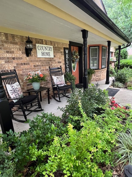 208 Cedar Ln, Burleson, TX 76028