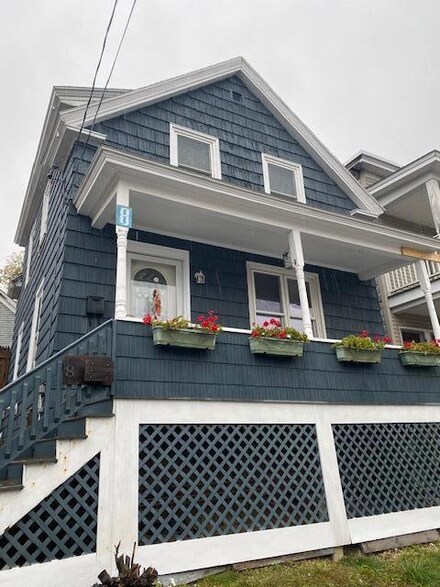 8 Howard St, Lewiston, ME 04240