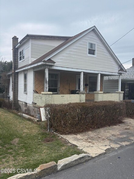 1033 W Montgomery St, Coal Township, PA 17866