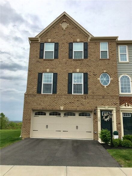 704 Pointe View Dr Unit D, Mars, PA 16046